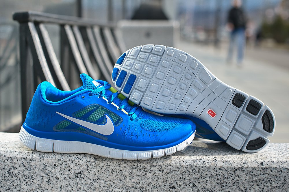 Кроссовки с синей подошвой. Кроссовки Nike 3.0 мужские синие. Найк с воздушной подошвой голубо-белые. Асики с синей подошвой. Кроссовки найк с голубой Порше 719.