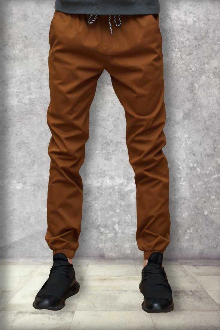 С чем носить коричневые джинсы мужчине