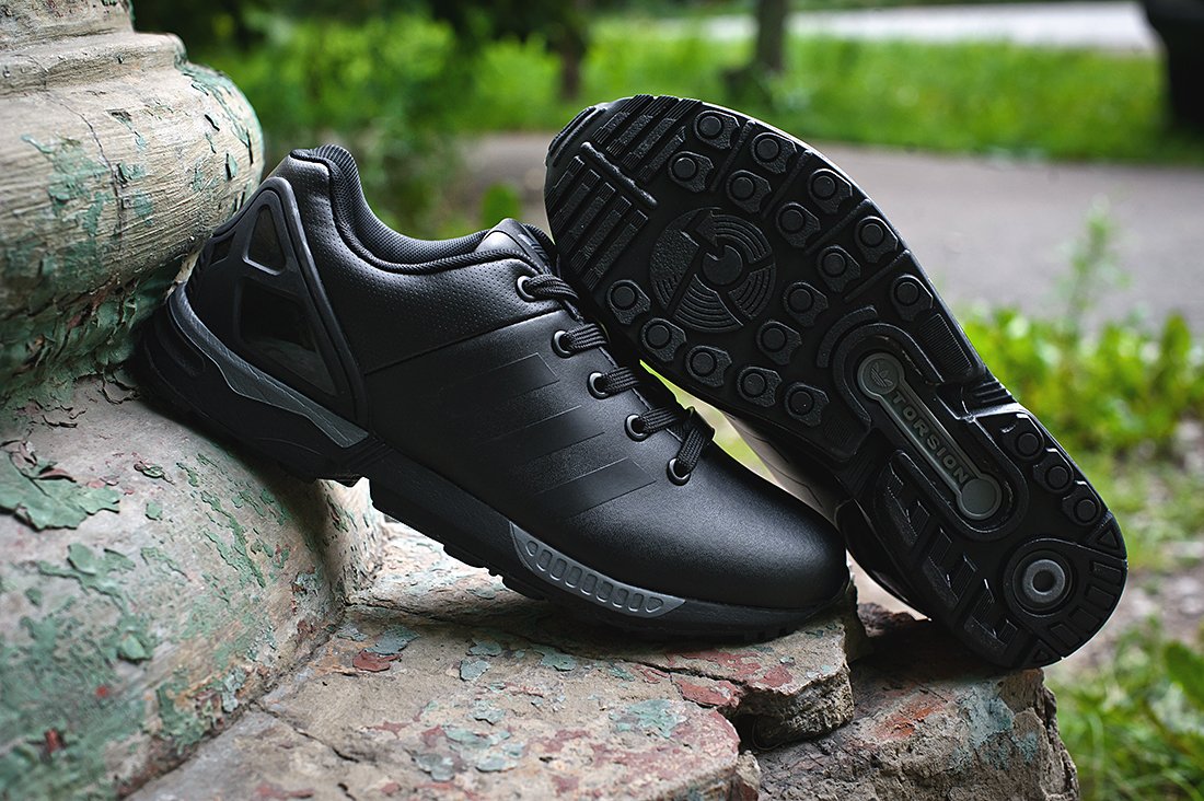 Triple black discount adidas zx flux