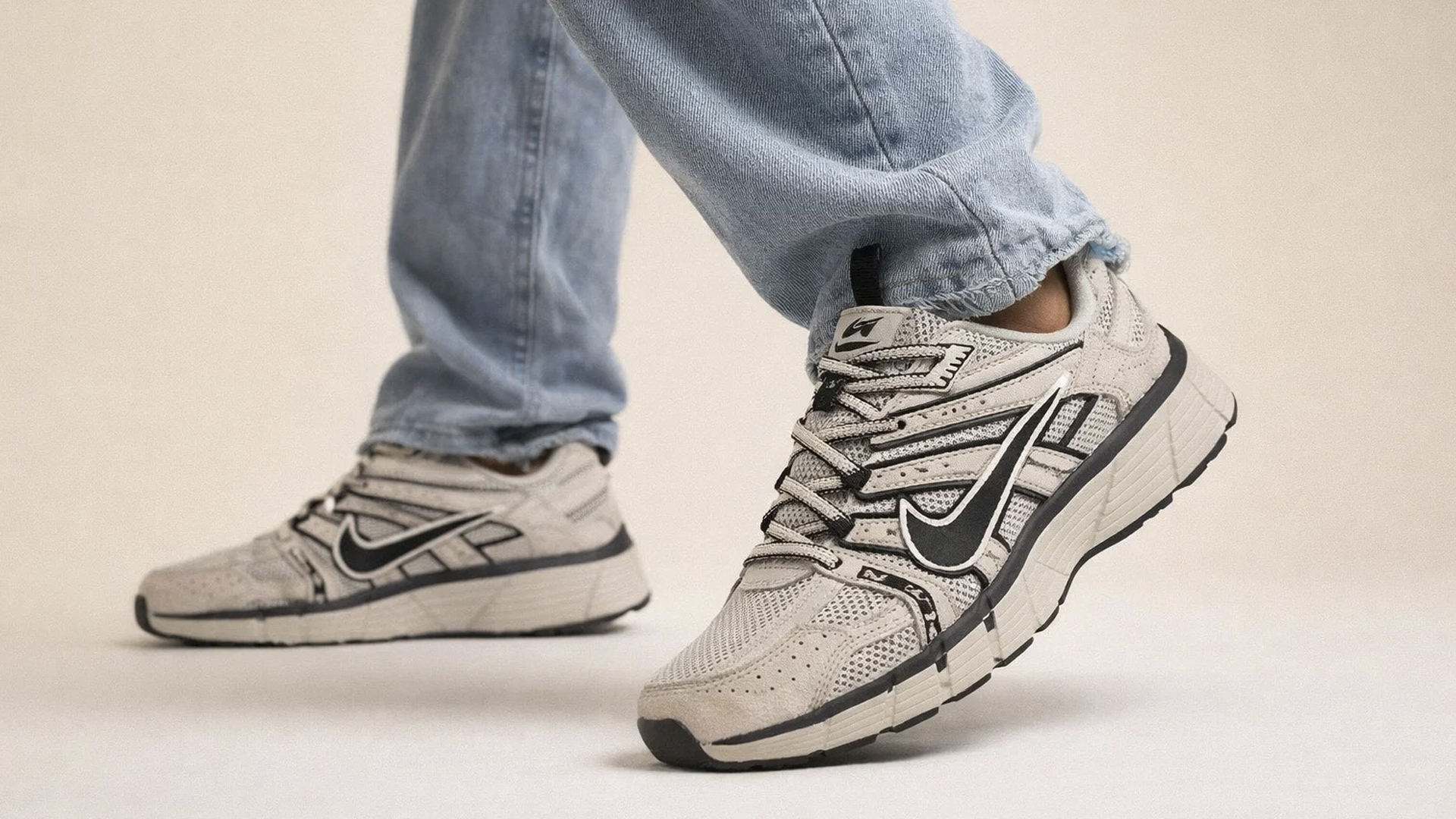 Стильные кроссовки Nike V2K для мужчин в городе