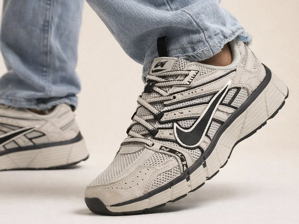 Стильные кроссовки Nike V2K для мужчин в городе