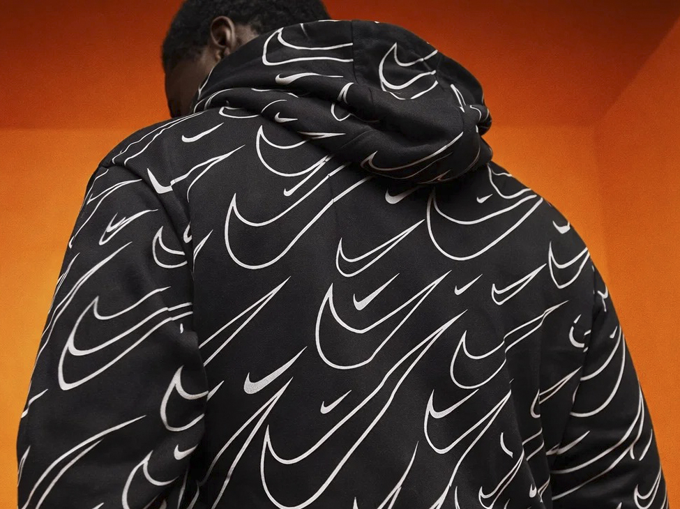 Как выглядеть стильно с худи Nike: 10 образ на каждый день