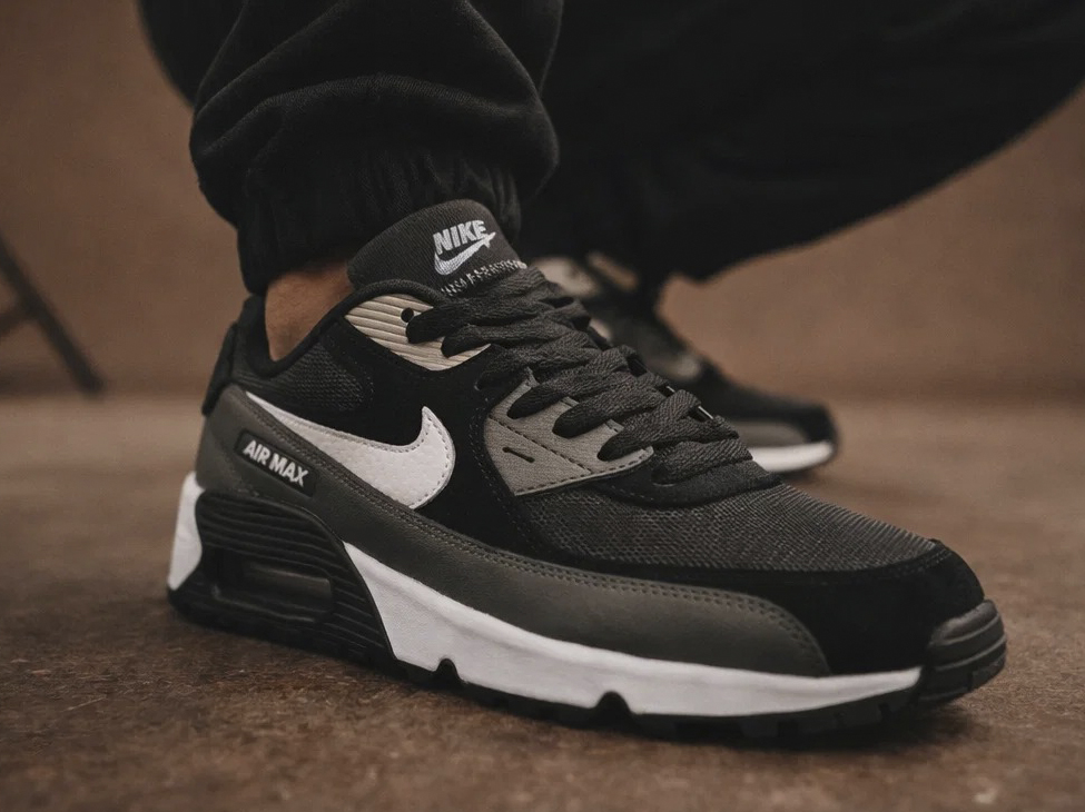 Nike Air Max 90 vs Air Force 1: что выбрать в 2026 году