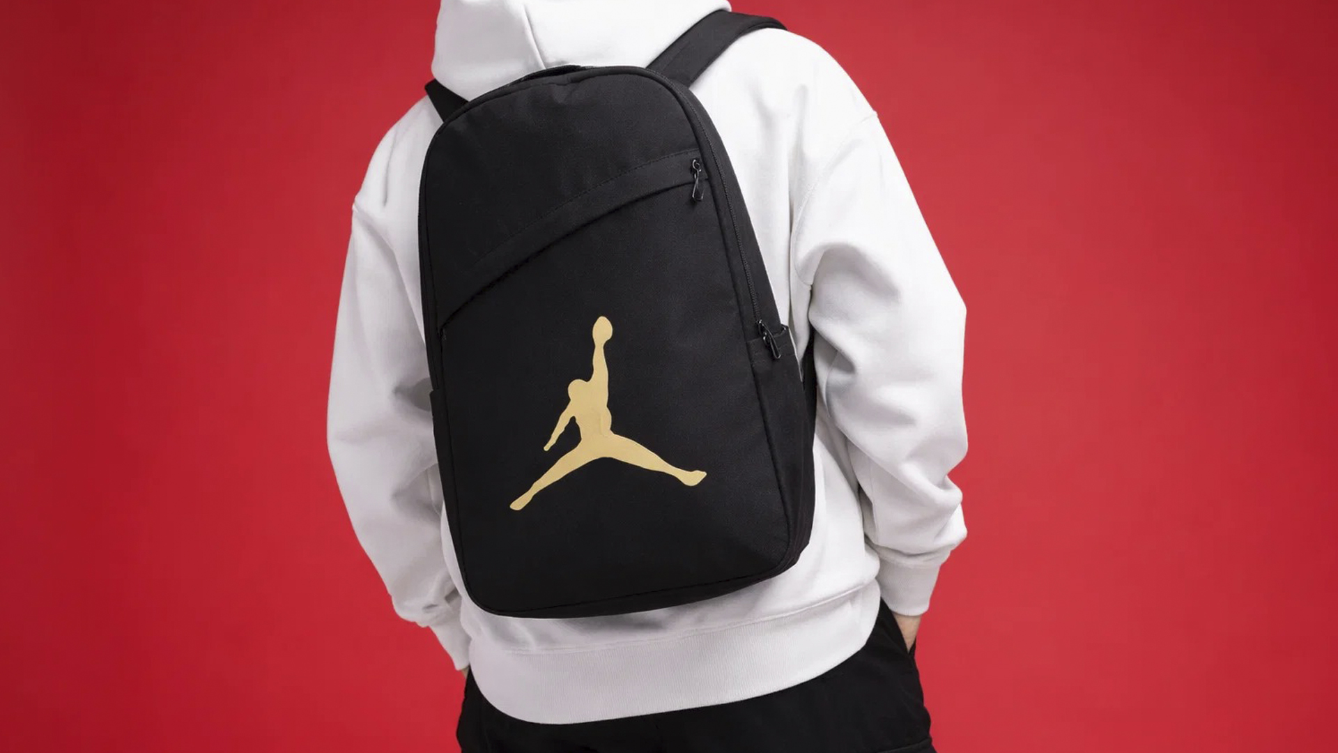 С чем носить рюкзак Nike: 5 стильных образов на каждый день