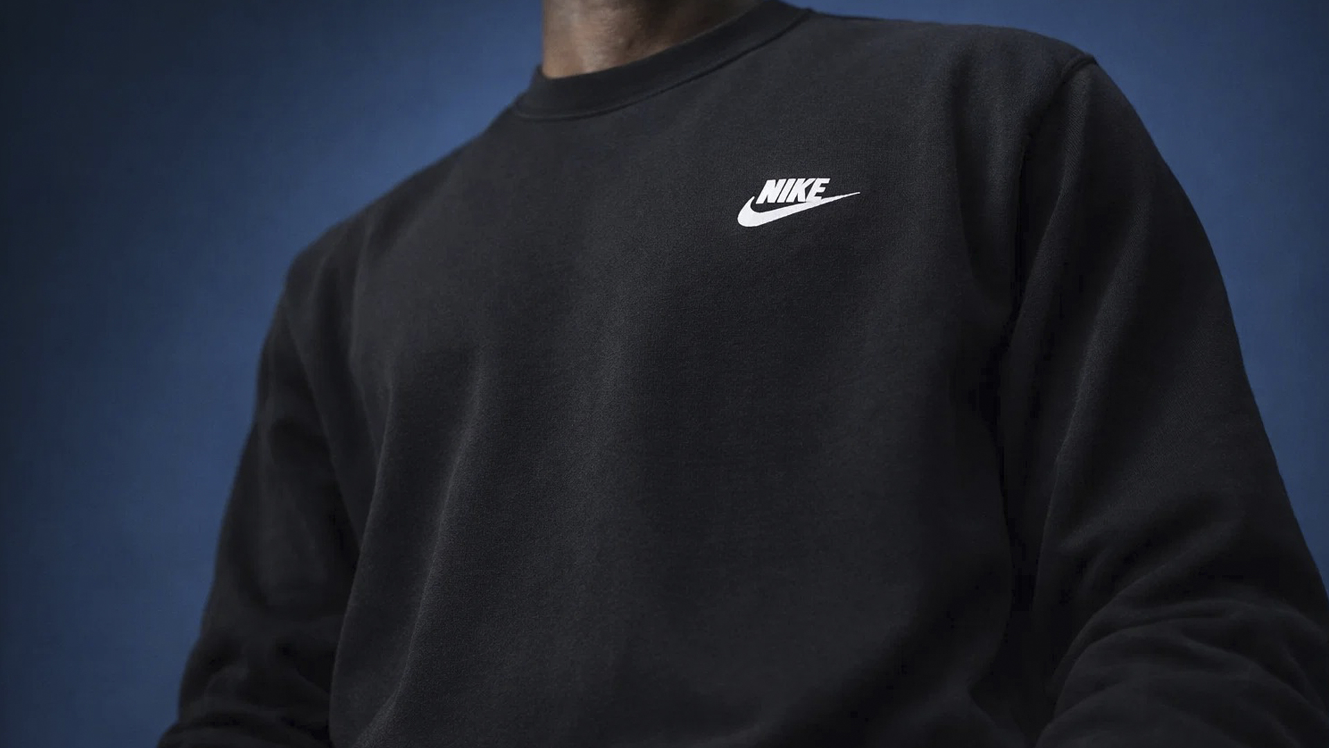 Свитшот + кроссовки: универсальные формулы образов