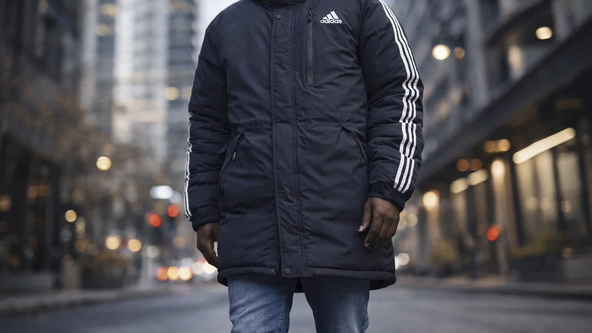 С чем носить мужскую куртку adidas зимой: готовые образы