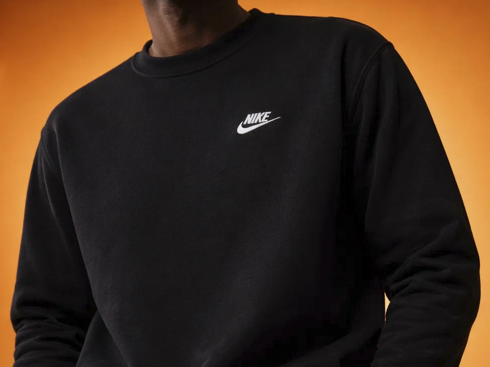 С чем носить свитшоты Nike в 2026: образы для города, зала и путешествий