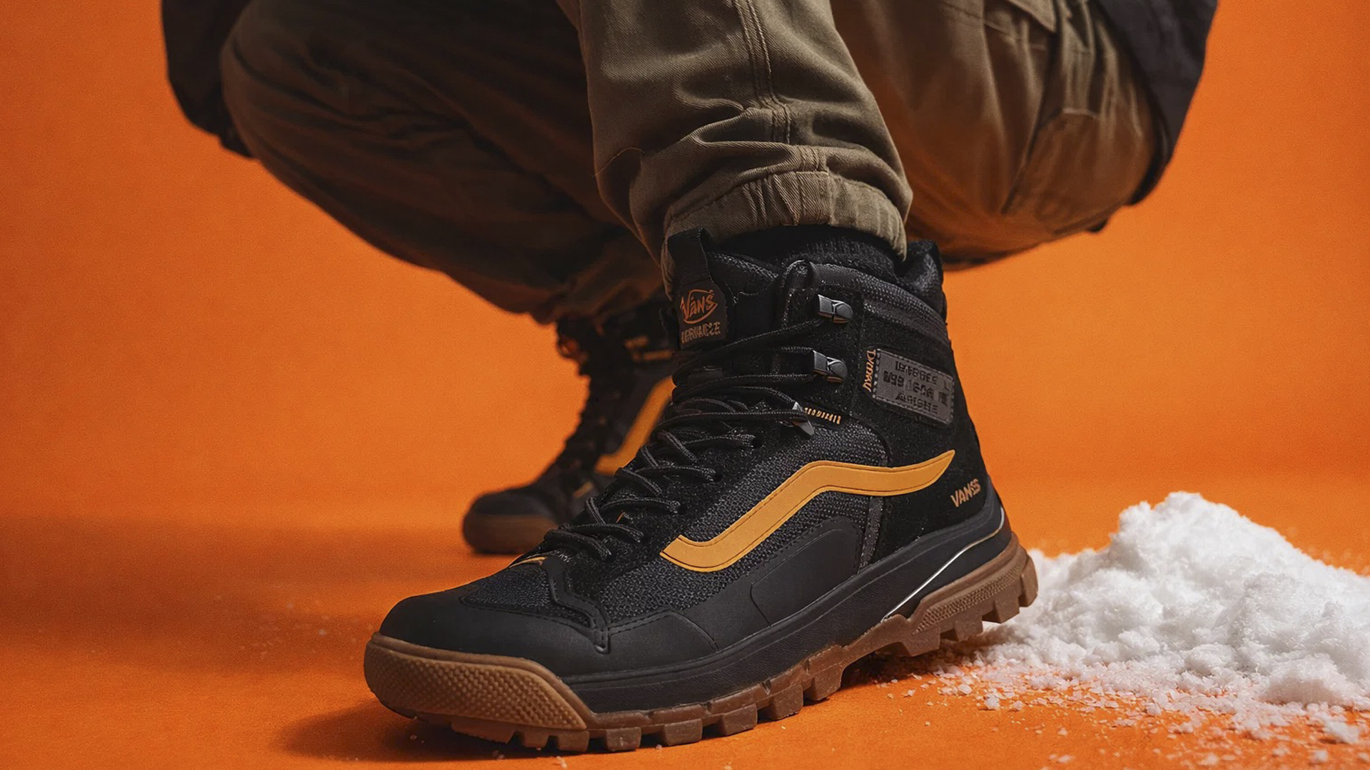 Модники выбирают эти зимние кеды Vans: фото