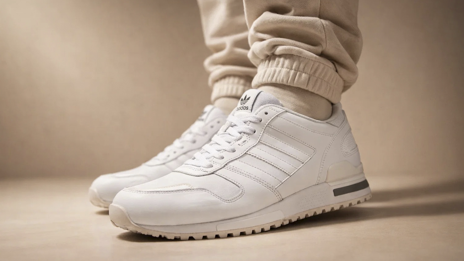 Белые кроссовки Adidas ZX 700 под джинсы и спортивные штаны