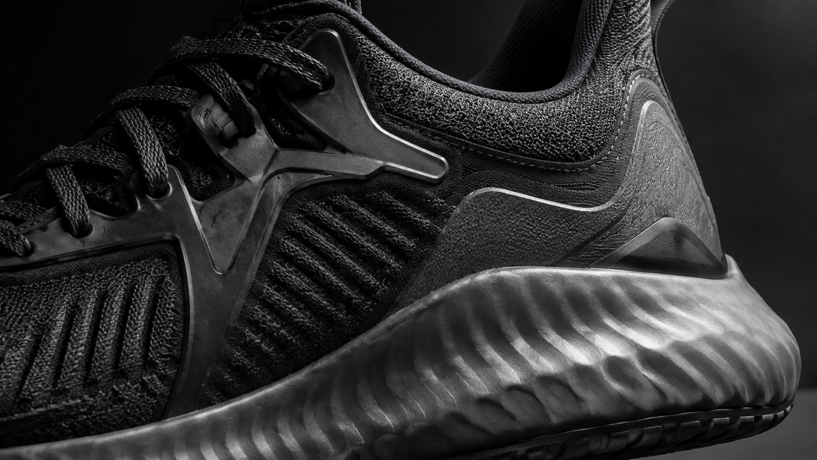 Три варианта спортивных кроссовок семейства adidas Alphabounce для сравнения