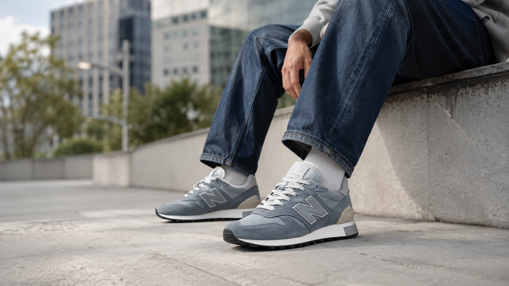 New Balance 1300 с прямыми джинсами в городском образе