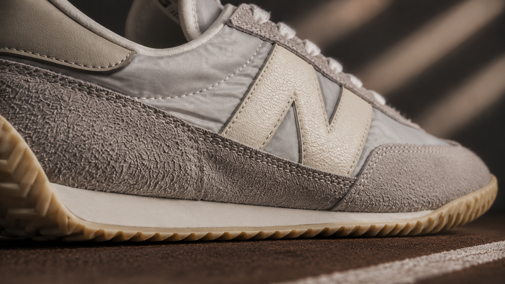 Крупный план волнистой подошвы и средней части New Balance RC30