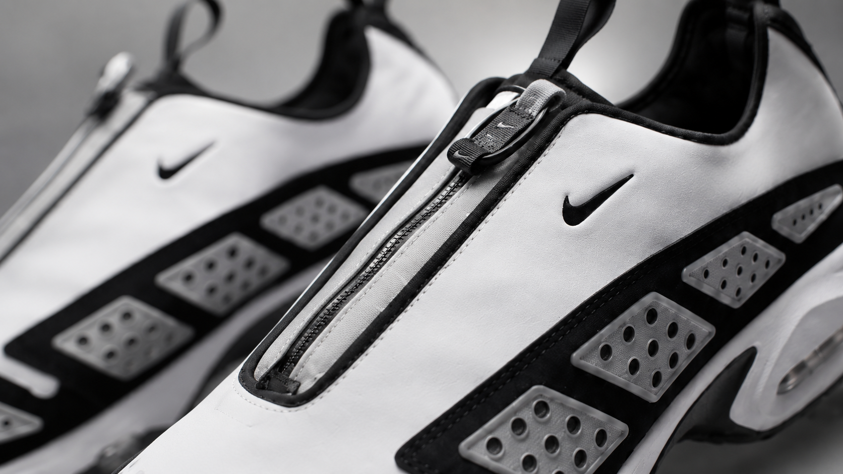 Крупный план молнии, верха и перфорированных панелей Nike Air Max SNDR