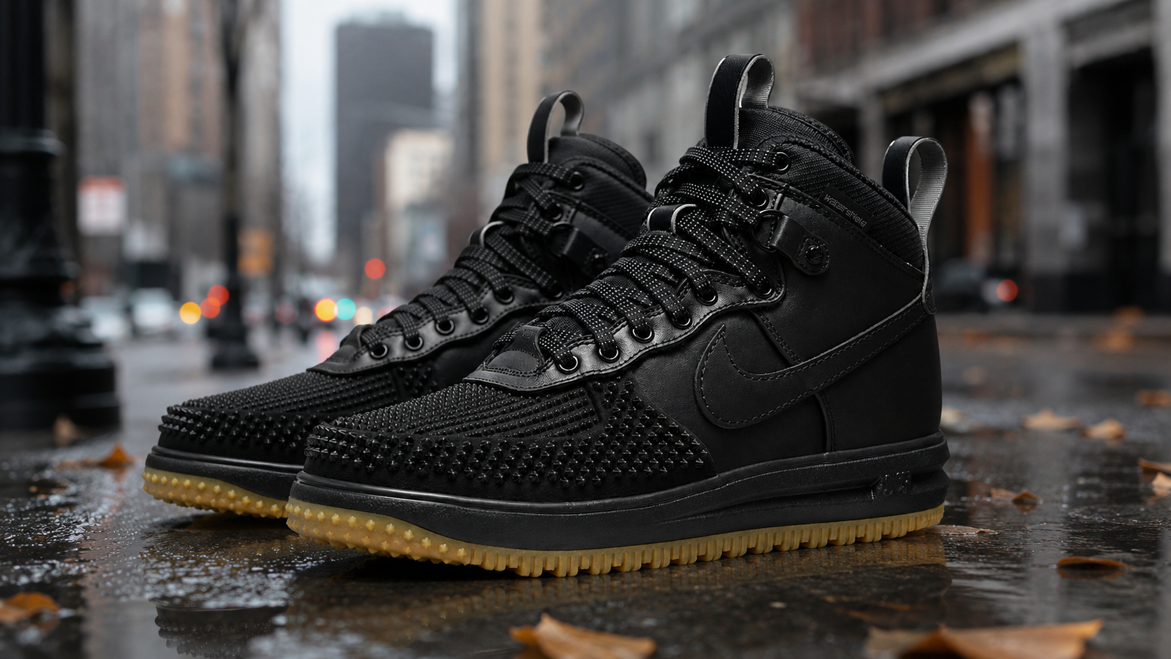 Пара Nike Lunar Force 1 Duckboot на мокрой городской улице