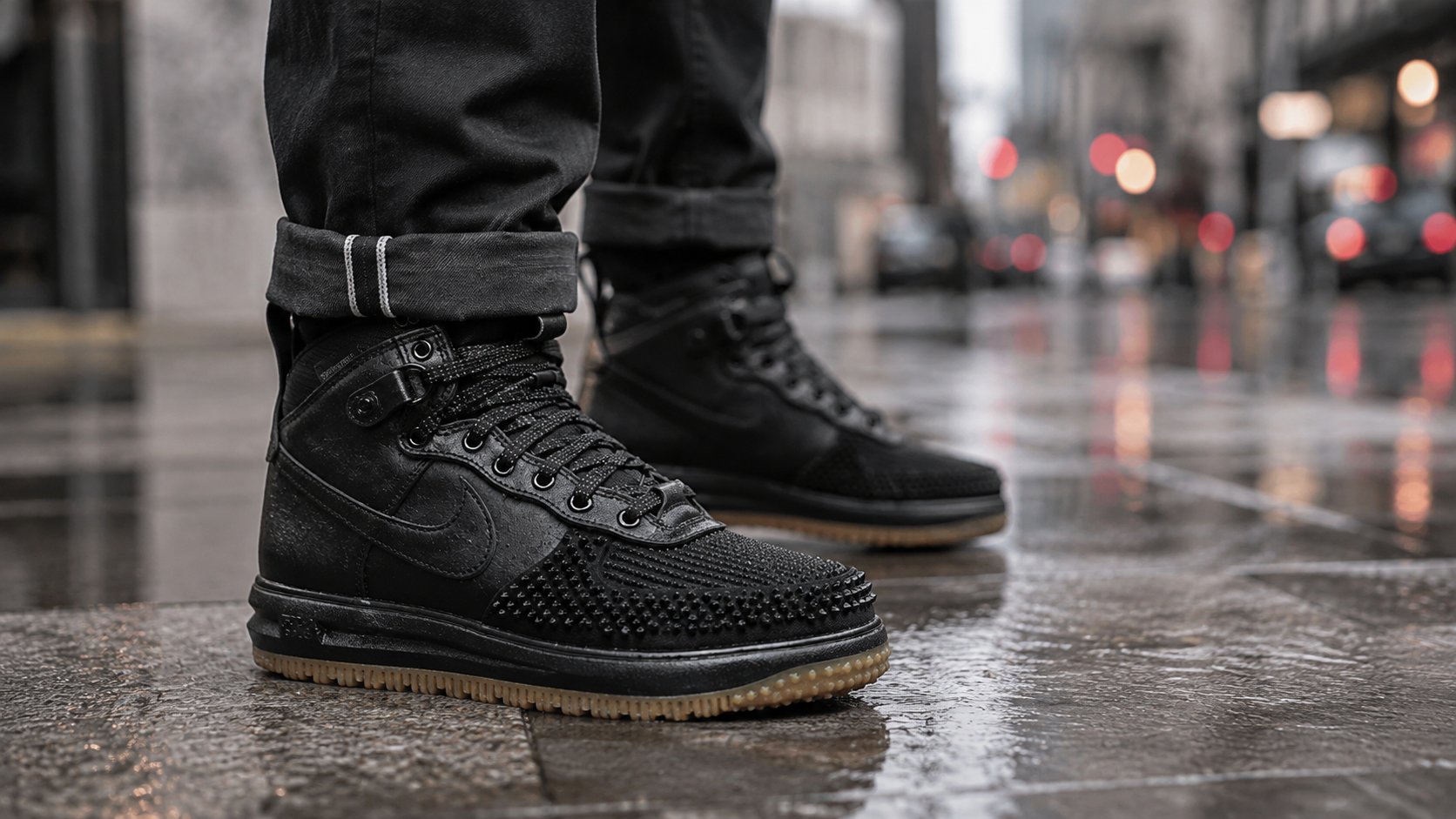 Боковой профиль Nike Lunar Force 1 Duckboot на мокром асфальте