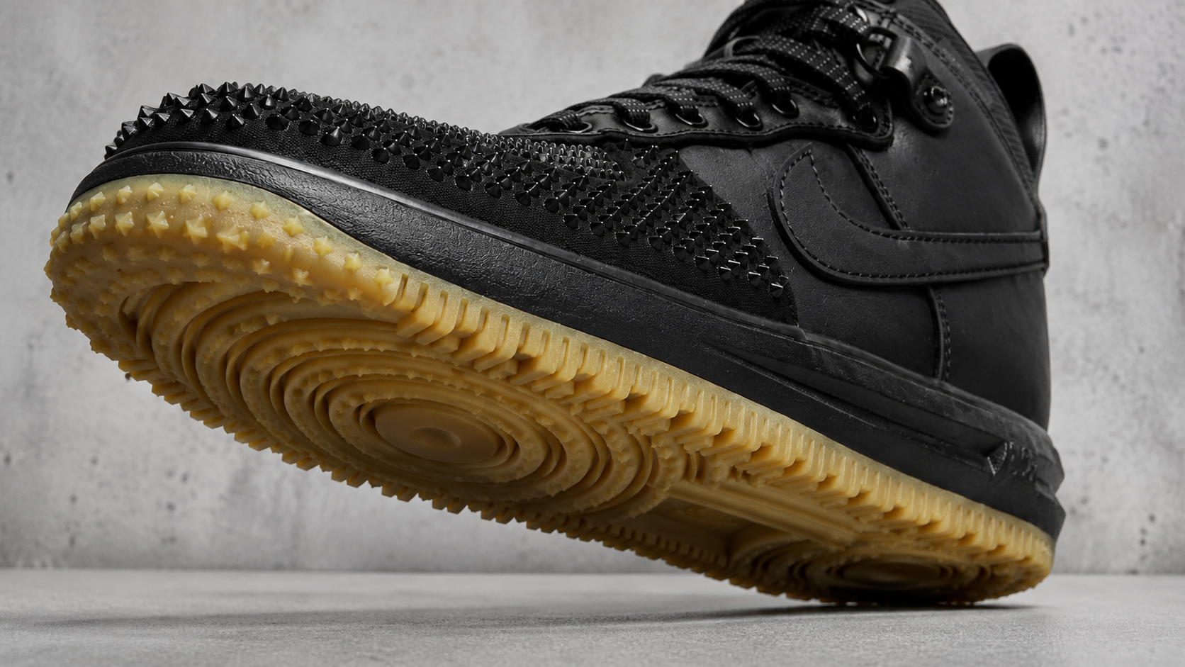 Nike Lunar Force 1 Duckboot на ногах в дождливую городскую погоду