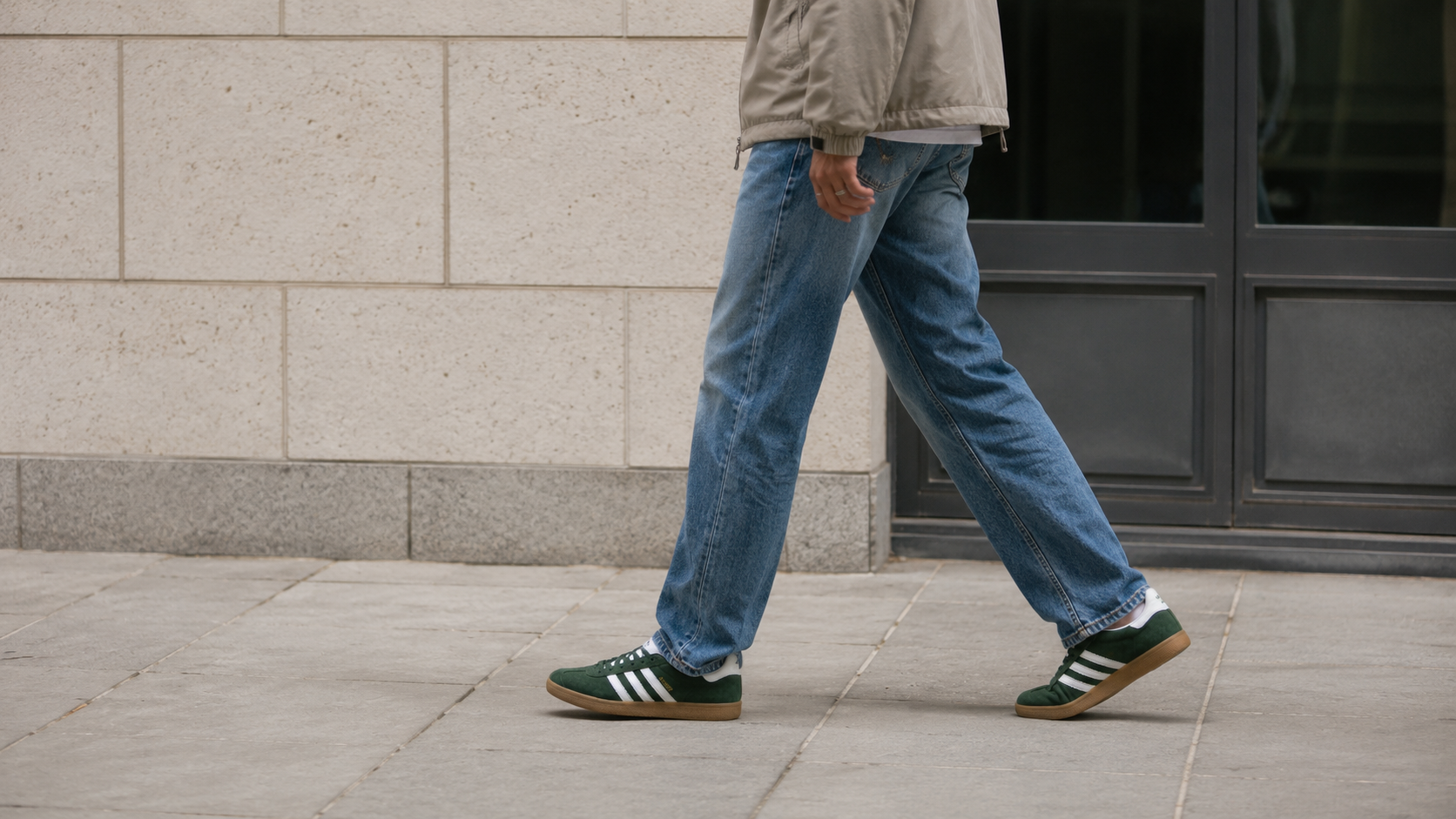 Образ с зелёными низкопрофильными adidas, прямыми джинсами и нейтральным верхом