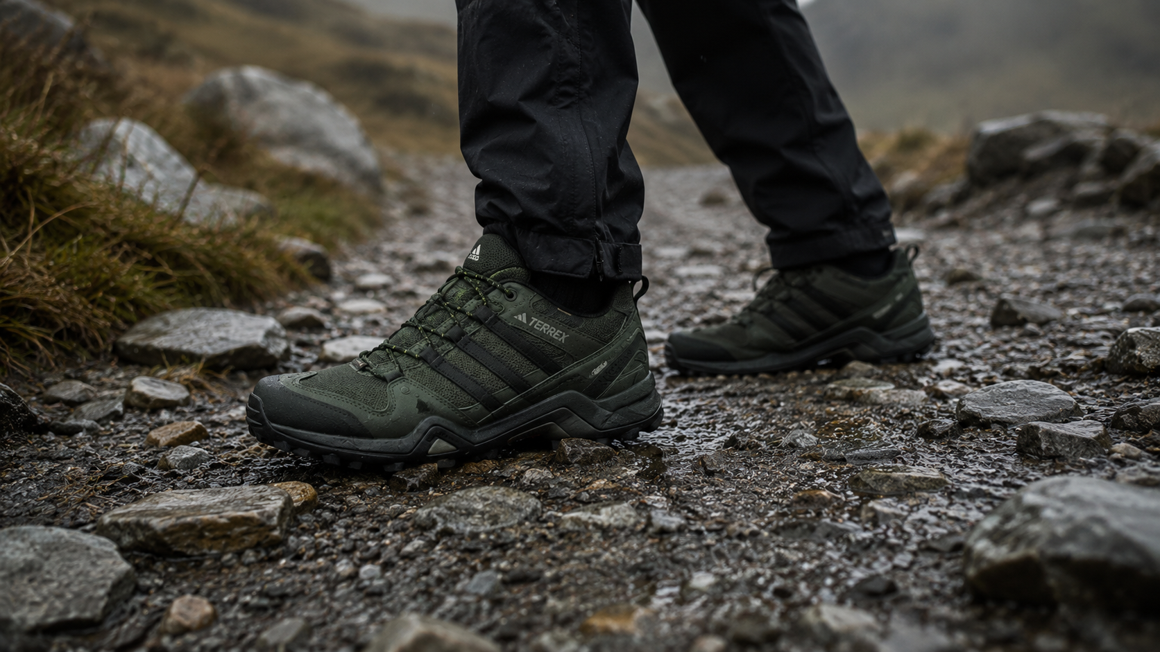 Зелёные adidas Terrex в outdoor-образе на влажном маршруте