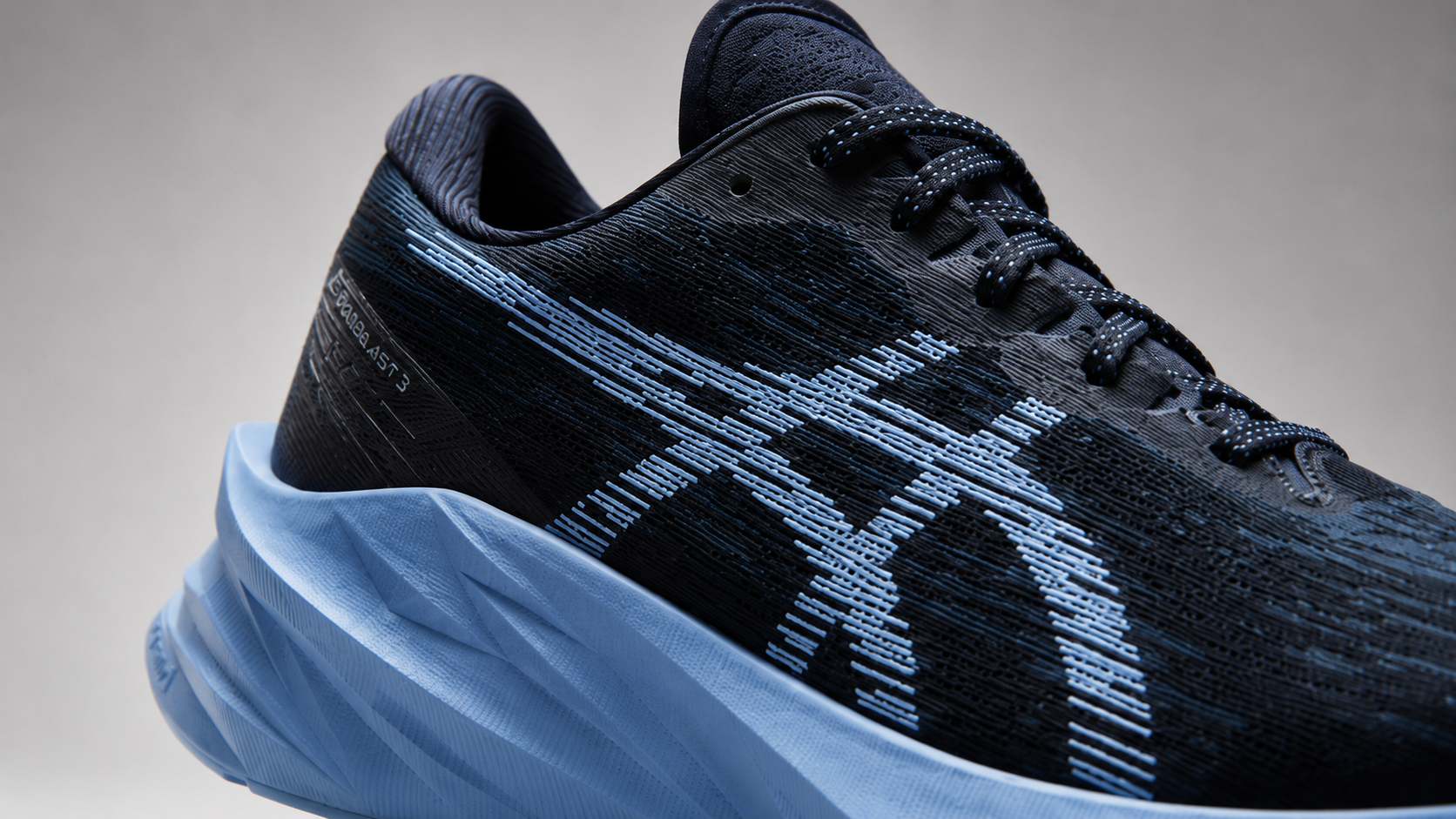 Верх, шнуровка и пятка ASICS Novablast 3 крупным планом