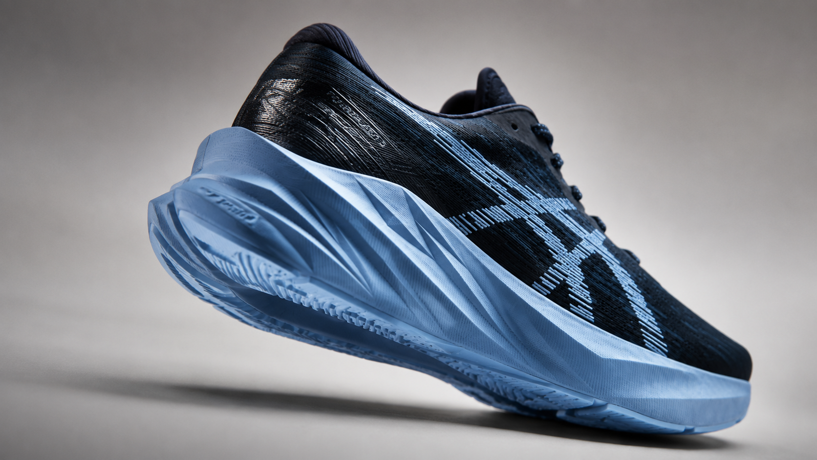 Геометрия межподошвы и подошвы ASICS Novablast 3