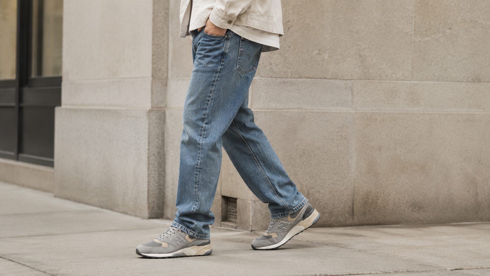 New Balance 999 на ногах с прямыми джинсами в городском образе