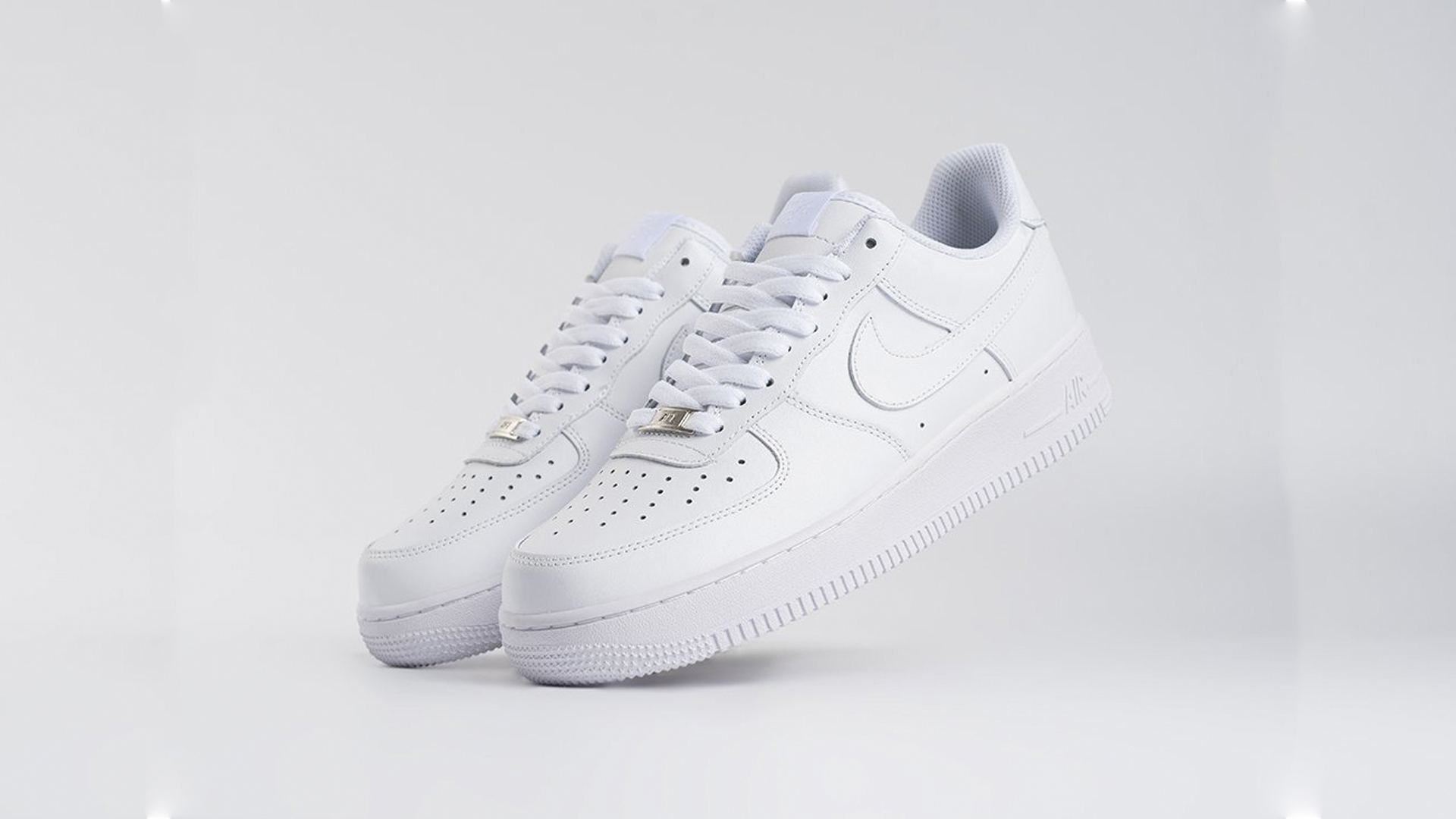 Nike Air Force: белые или черные? Выбираем идеальную пару