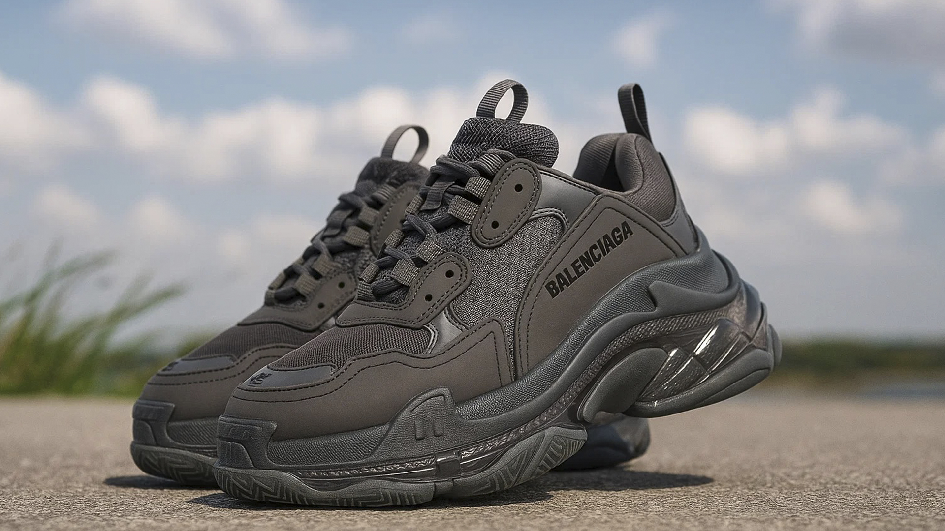 Серые кроссовки Balenciaga Triple S на массивной подошве