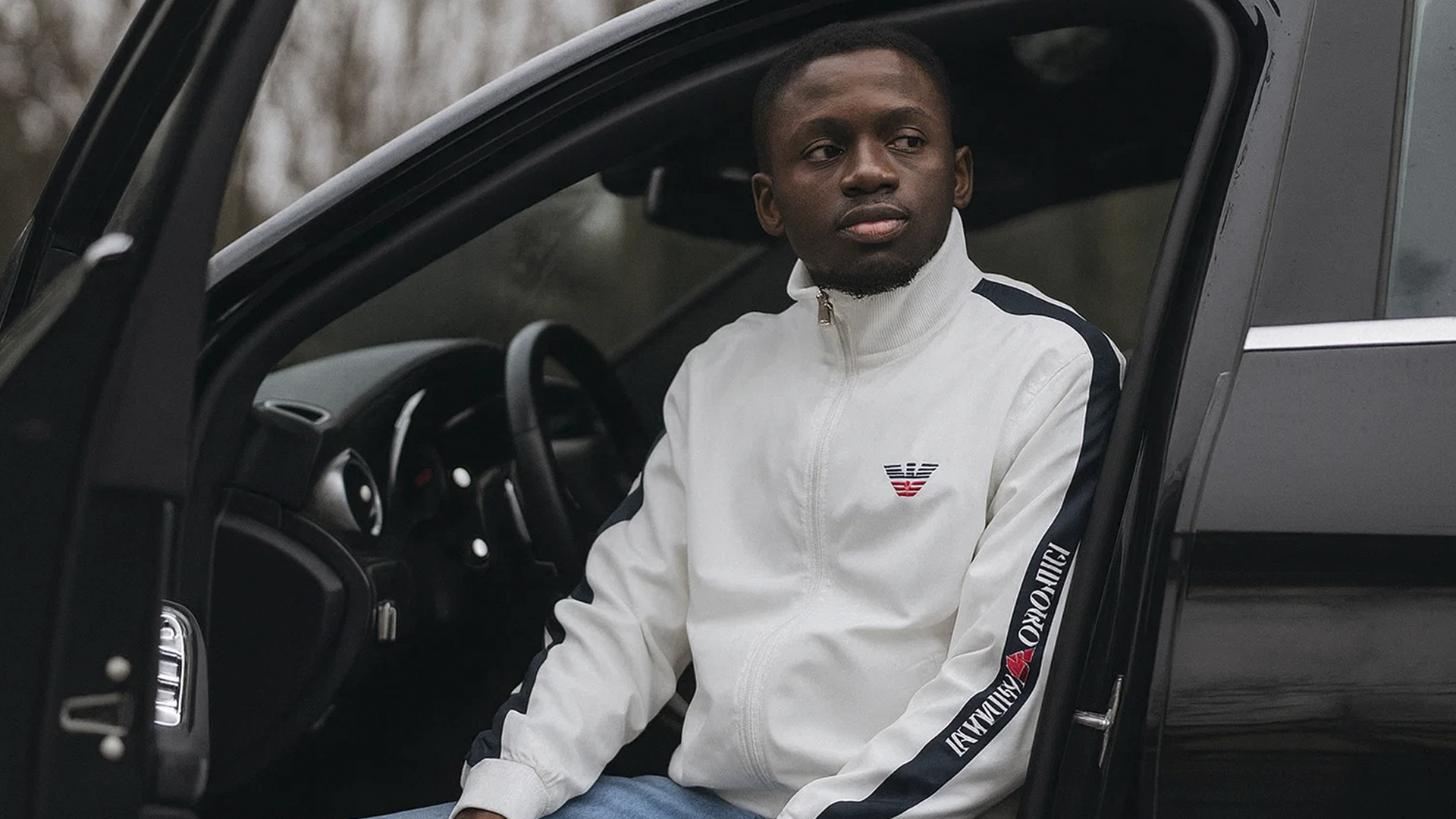 Мужские образы с ветровкой Armani: как сочетать с брюками, джинсами и худи