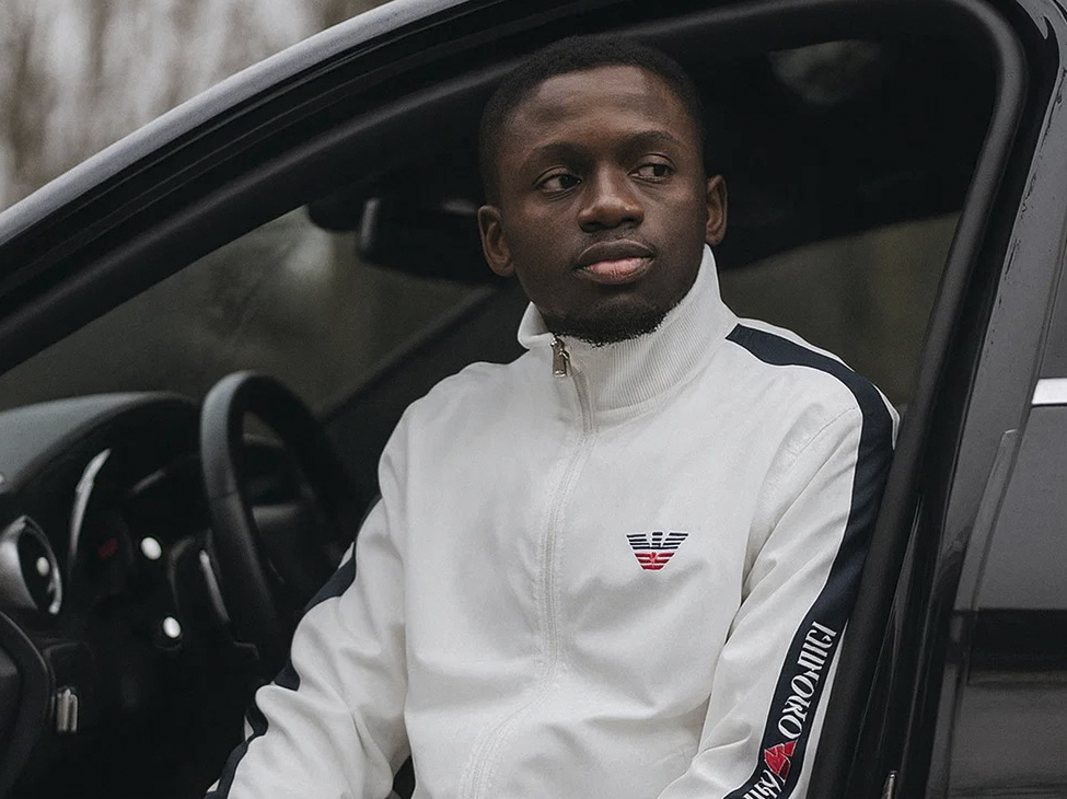 Мужские образы с ветровкой Armani: как сочетать с брюками, джинсами и худи