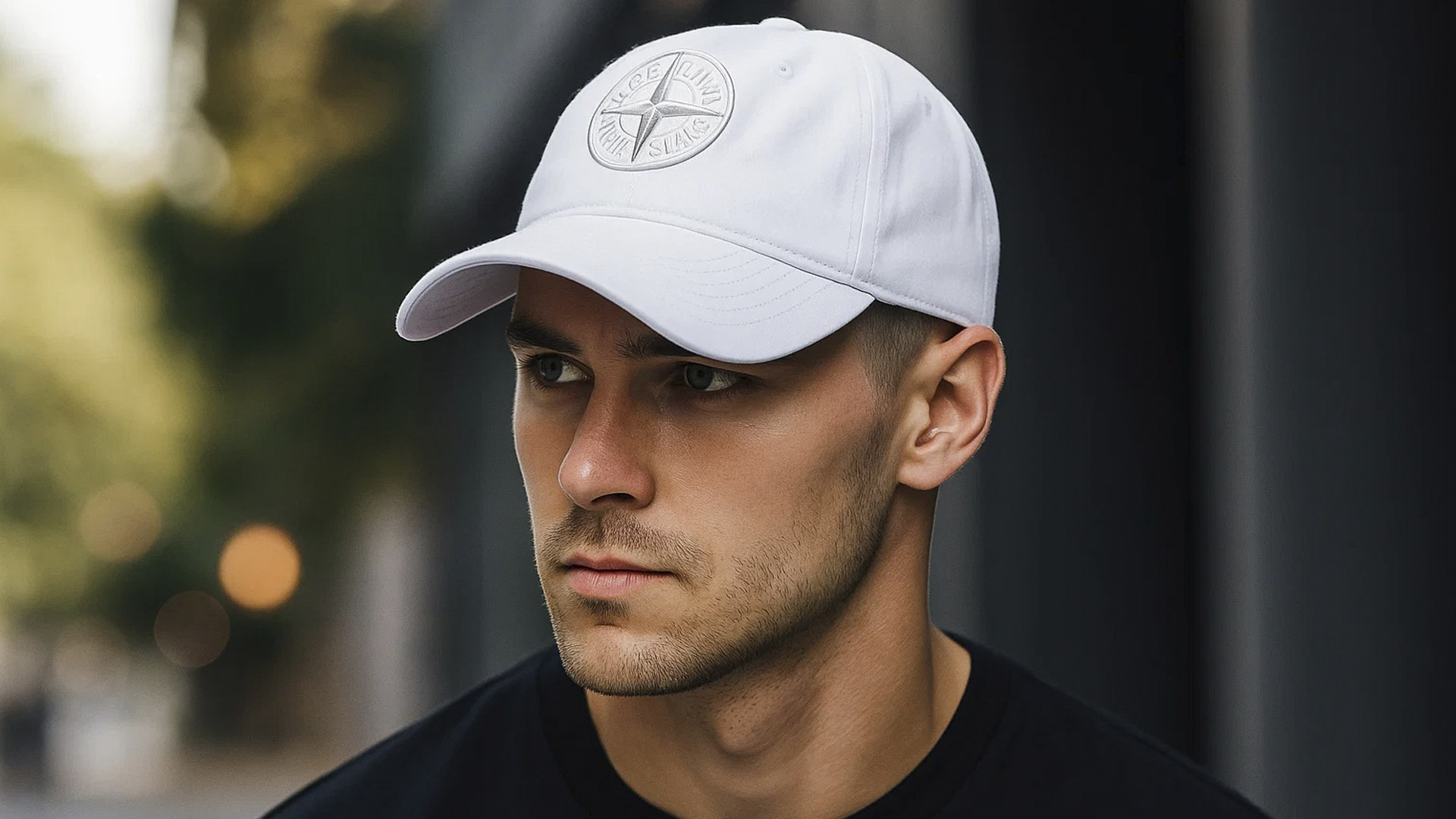Белая кепка Stone Island под любой повседневный аутфит