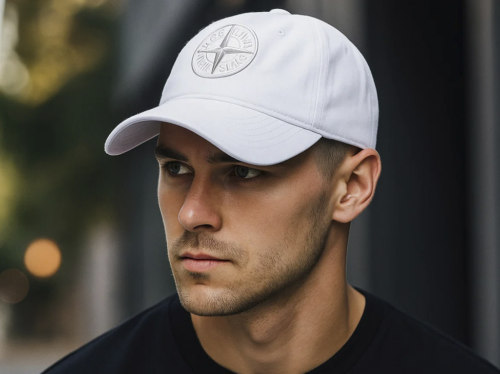 Белая кепка Stone Island под любой повседневный аутфит