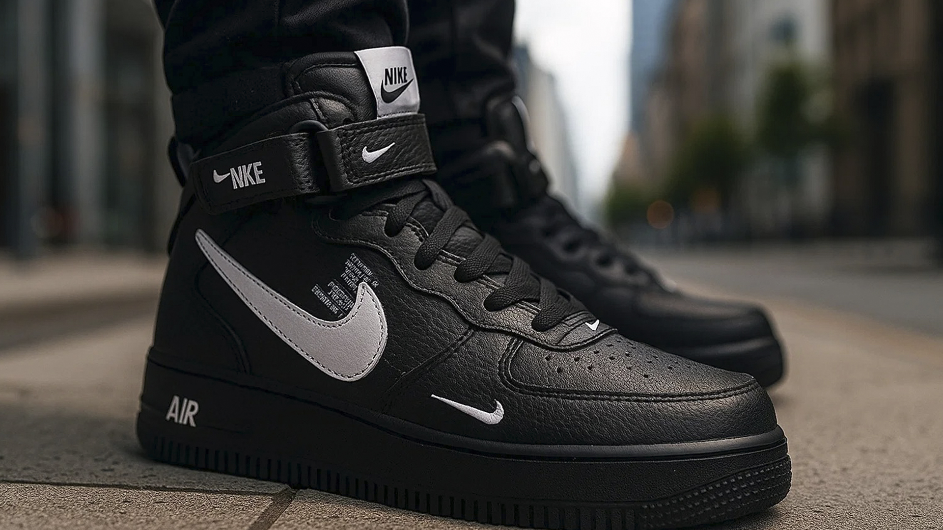 Total Black Nike Air Force 1: мода черного цвета