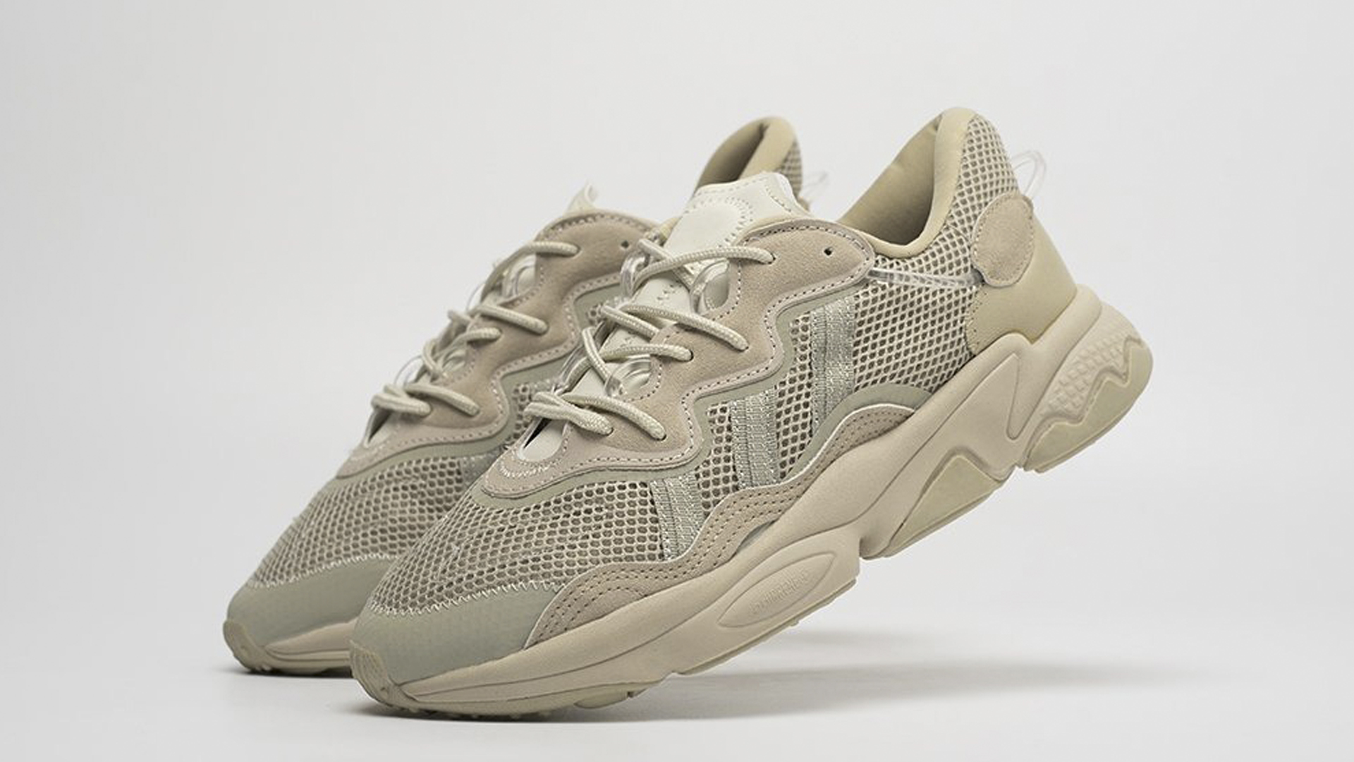 Обзор на кроссовки Adidas Ozweego с массивной подошвой