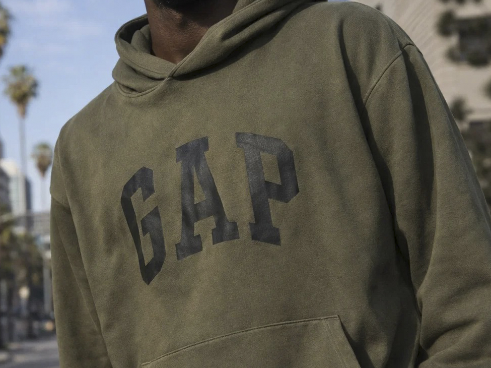 Худи GAP в уличной моде: минимализм, который работает