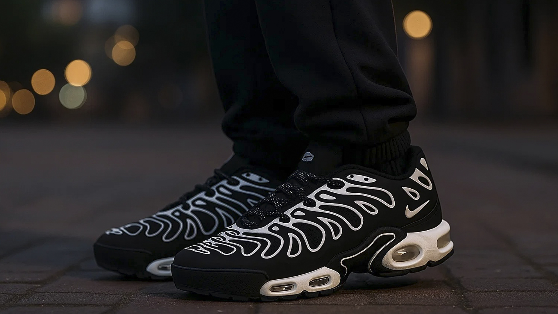 Черно-белые кроссовки Nike Air Max Plus Drift с баллоном в подошве