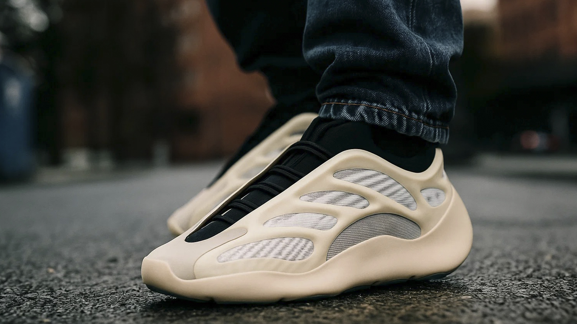 Yeezy 700 v3 и широкие штаны: как сочетать тренды 2025