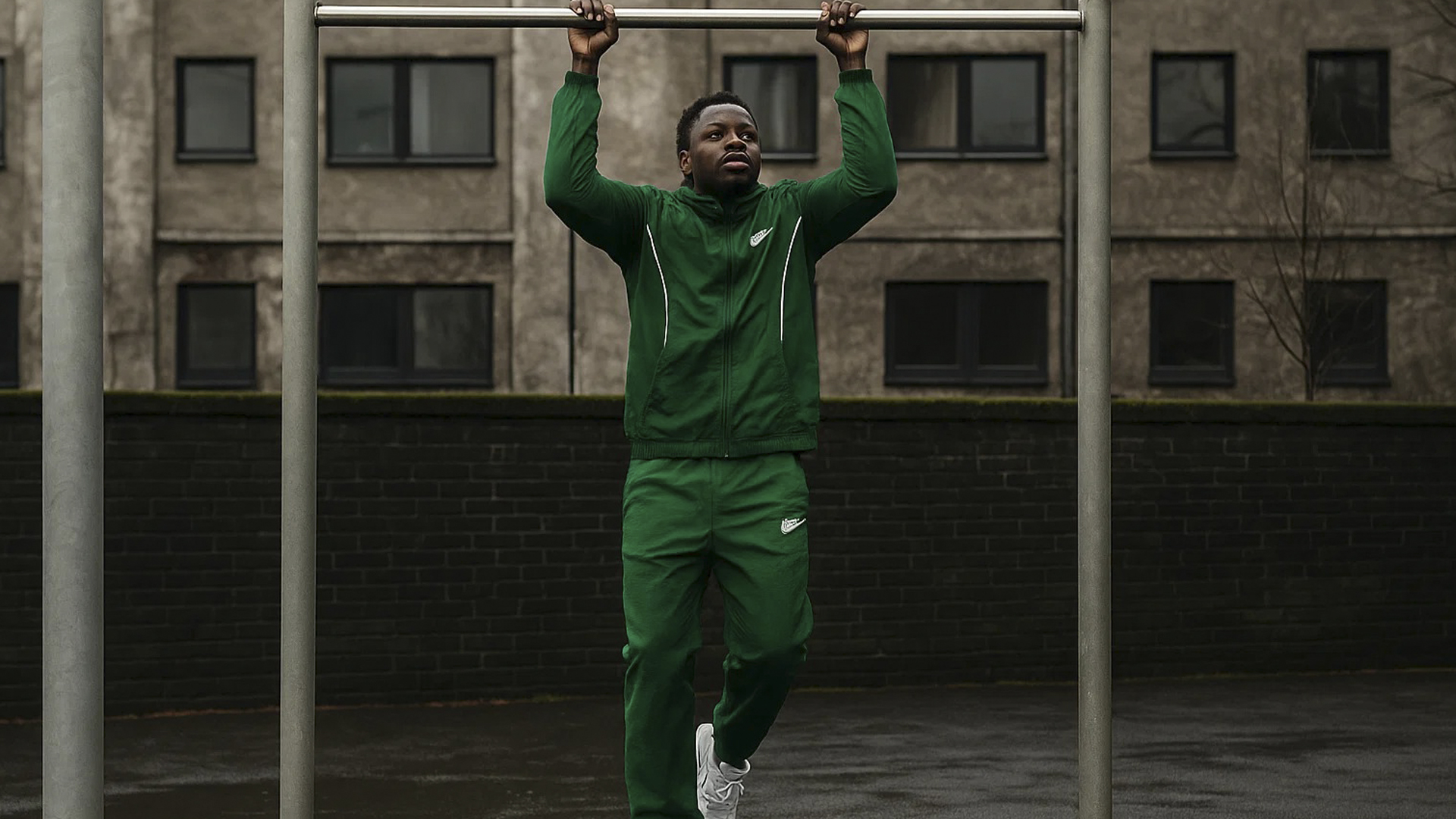 Зеленый спортивный костюм Nike для тренировок и жизни Зеленый спортивный костюм Nike для тренировок и жизни