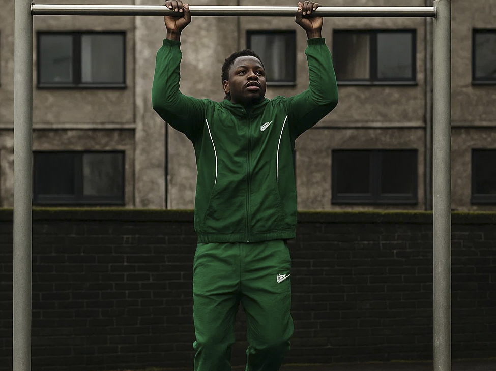 Зеленый спортивный костюм Nike для тренировок и жизни