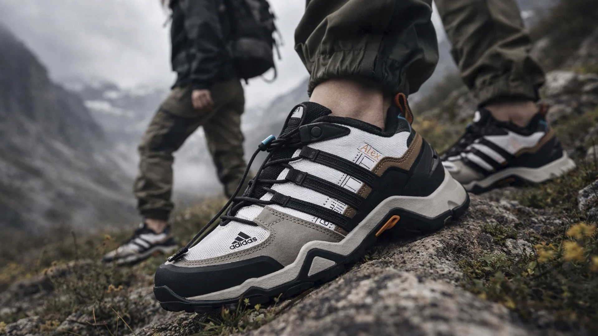 С чем носить треккинговые кроссовки Adidas в городе